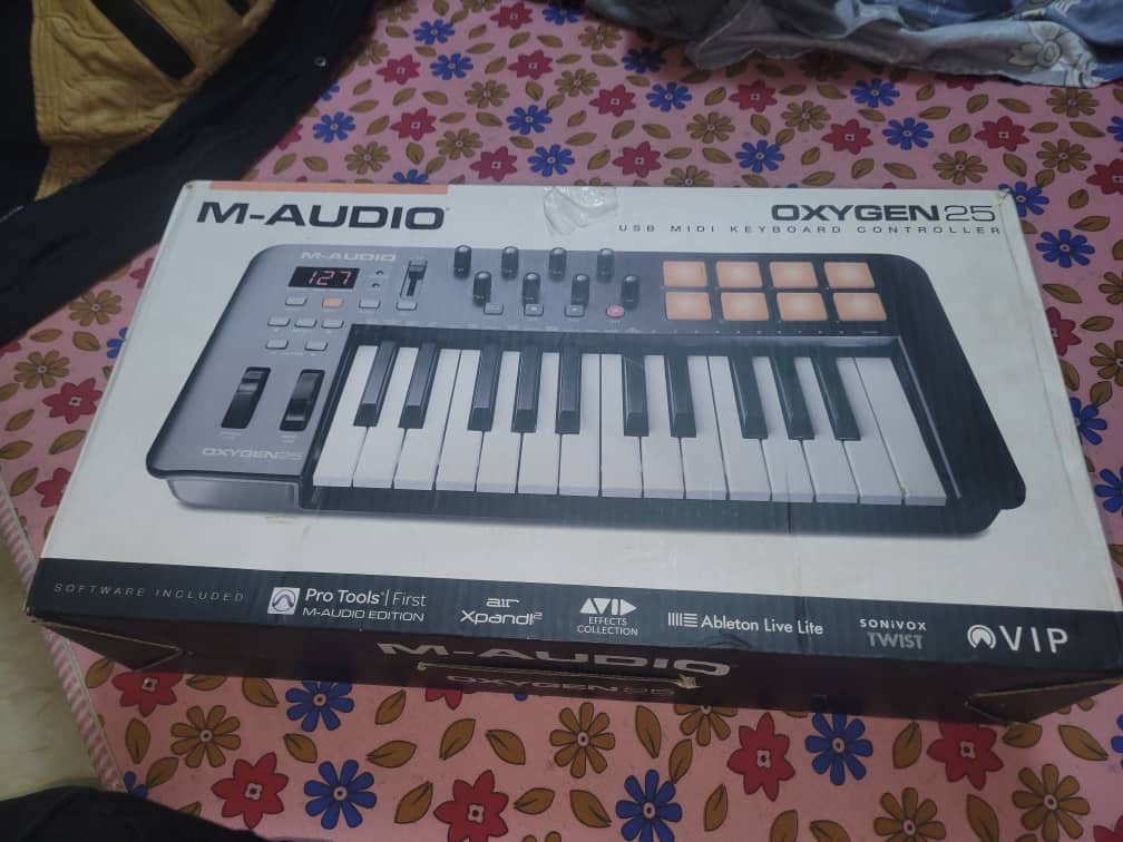 M Audio oxygen 25 (studio keyboard)